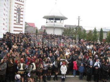 Lume adunată la sfințirea bisericii aurite din Cajvana