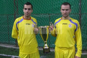 Sorin Nicoară (stânga) și Ovidiu Bosancu (dreapta) au cucerit trofeul de campioni europeni la minifotbal