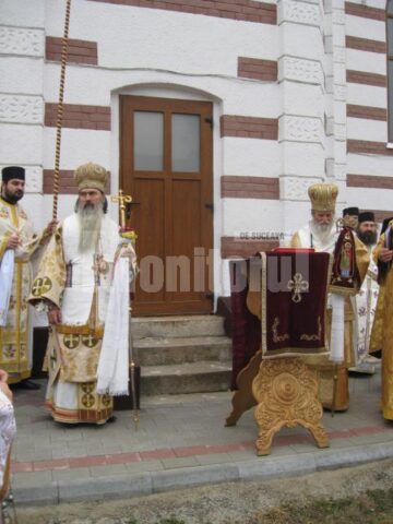 ÎPS Pimen, Arhiepiscopul Sucevei și Rădăuților și ÎPS Teodosie, Arhiepiscopul Tomisului la sfințirea bisericii din Cajvana