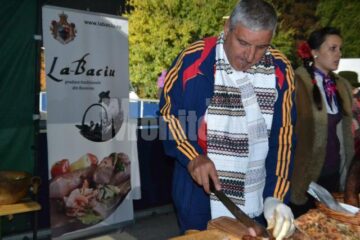 Printre cei care au vizitat Târgul „Produs în Bucovina” s-a aflat și Rică Răducanu
