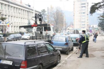 Matiz-ul ales pentru a fi ridicat, dintre alte mașini parcate nelegal