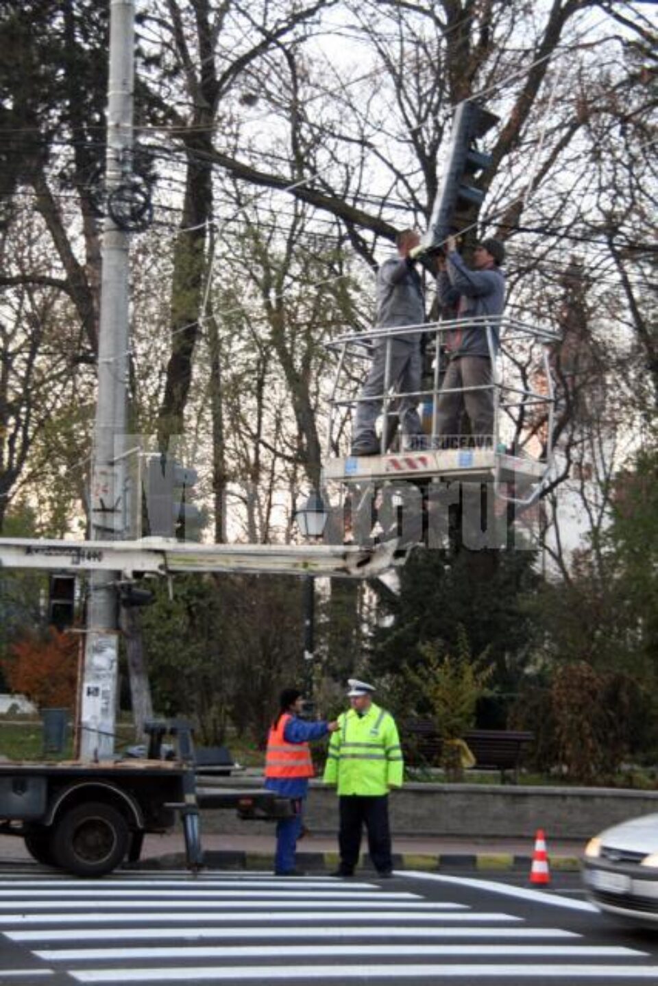 În intersecția bulevardului Ana Ipătescu cu strada Mitropoliei vor fi montate șapte corpuri de semafor