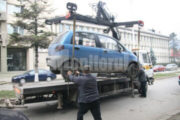 Cei care ridică mașini nu poartă îmbrăcăminte inscripționată cu numele firmei și activitatea pe care o desfășoară