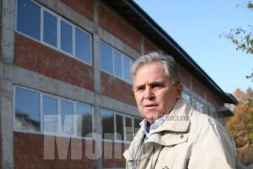 Dumitru Bernicu în fața căminului din noul campus LPS