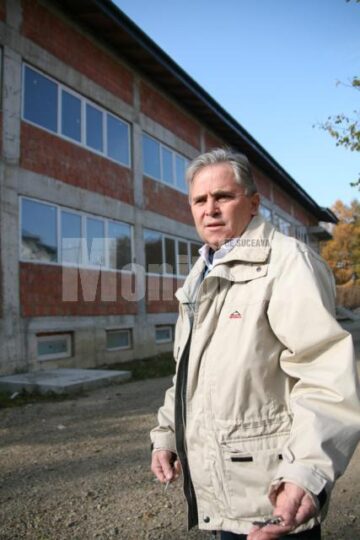 Dumitru Bernicu în fața căminului din noul campus LPS