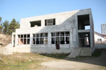 Clădirea de unde hoții de fier vechi au furat rama de termopan