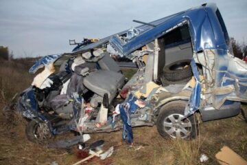 Microbuzul românesc, în urma impactului cu camionul slovac. Foto: MTI