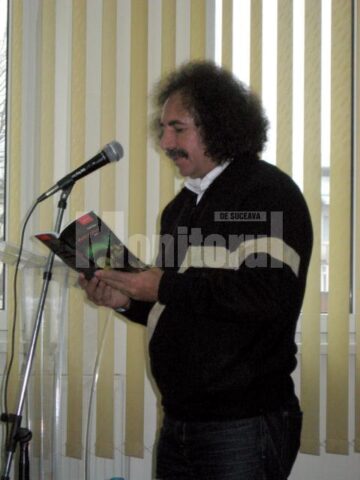Vasile Tudor citind din poemele sale