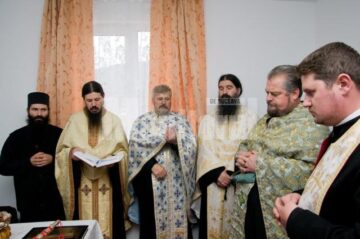 Un sobor de preoți a sfințit sâmbătă locuința în care s-a mutat familia Nicoară, împreună cu cei patru copii