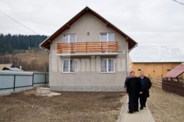 Un sobor de preoți a sfințit sâmbătă locuința în care s-a mutat familia Nicoară, împreună cu cei patru copii