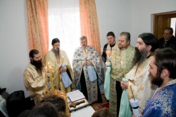Un sobor de preoți a sfințit sâmbătă locuința în care s-a mutat familia Nicoară, împreună cu cei patru copii