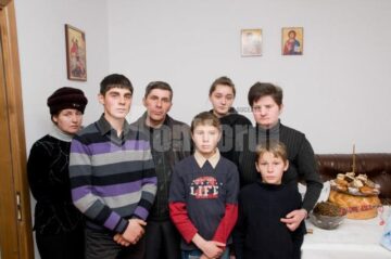 Familie Nicoară care și-a pierdut un copil de 6 ani într-un incendiu devastator, care i-a lăsat pe drumuri, s-a mutat ieri în casă nouă