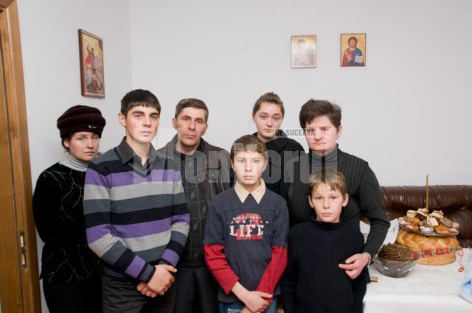 Familie Nicoară care și-a pierdut un copil de 6 ani într-un incendiu devastator, care i-a lăsat pe drumuri, s-a mutat ieri în casă nouă