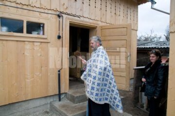 Un sobor de preoți a sfințit sâmbătă locuința în care s-a mutat familia Nicoară, împreună cu cei patru copii