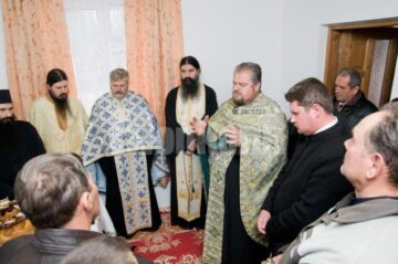 Un sobor de preoți a sfințit sâmbătă locuința în care s-a mutat familia Nicoară, împreună cu cei patru copii