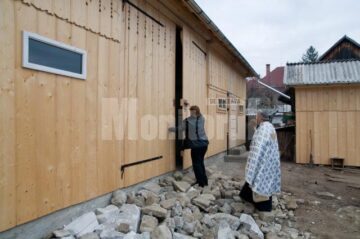 Un sobor de preoți a sfințit sâmbătă locuința în care s-a mutat familia Nicoară, împreună cu cei patru copii