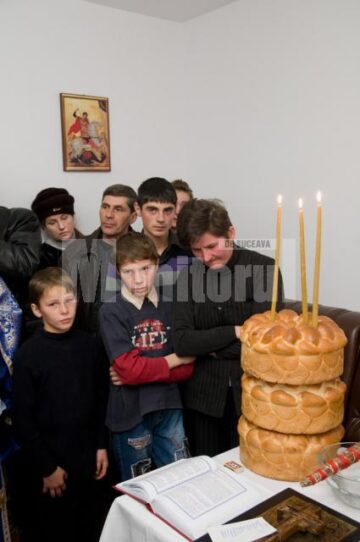 Un sobor de preoți a sfințit sâmbătă locuința în care s-a mutat familia Nicoară, împreună cu cei patru copii