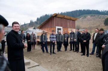 Un sobor de preoți a sfințit sâmbătă locuința în care s-a mutat familia Nicoară, împreună cu cei patru copii