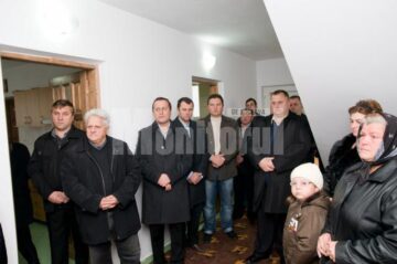Un sobor de preoți a sfințit sâmbătă locuința în care s-a mutat familia Nicoară, împreună cu cei patru copii