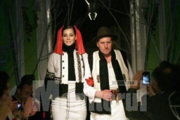 Constantin Juravle, alături de unul dintre fotomodelele care au îmbrăcat cojoace croite de el, la prezentarea de la București