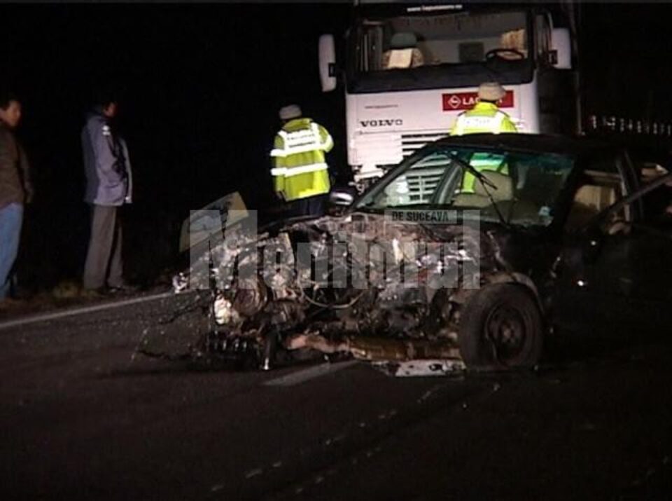 În urma impactului cu mașina care venea din sens opus, autoturismul Rover a intrat în coliziune și cu tirul pe care încerca să-l depășească În urma impactului cu mașina care venea din sens opus, autoturismul Rover a intrat în coliziune și cu tirul pe care încerca să-l depășească