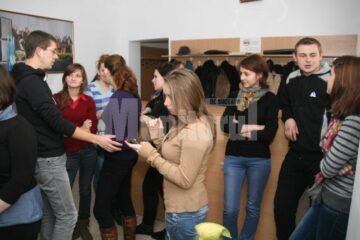 Preselecția s-a făcut cu ușile închise, iar candidații au așteptat afară, intrând câte unul la audiții