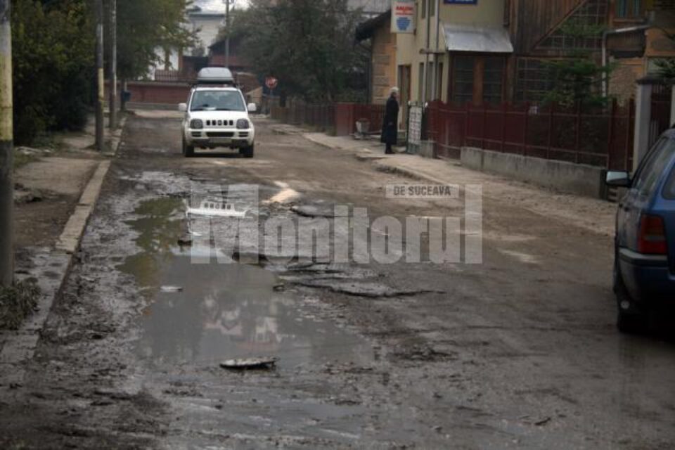 Așa arată mai toate străzile din Câmpulung Moldovenesc