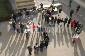Studenții protestatari în forma literelor SS