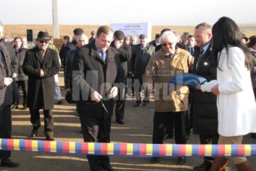 Președintele CJ Suceava, Gheorghe Flutur, și directorul general al grupului francez, Bernard Esquirol, la tăierea panglicii inaugurale