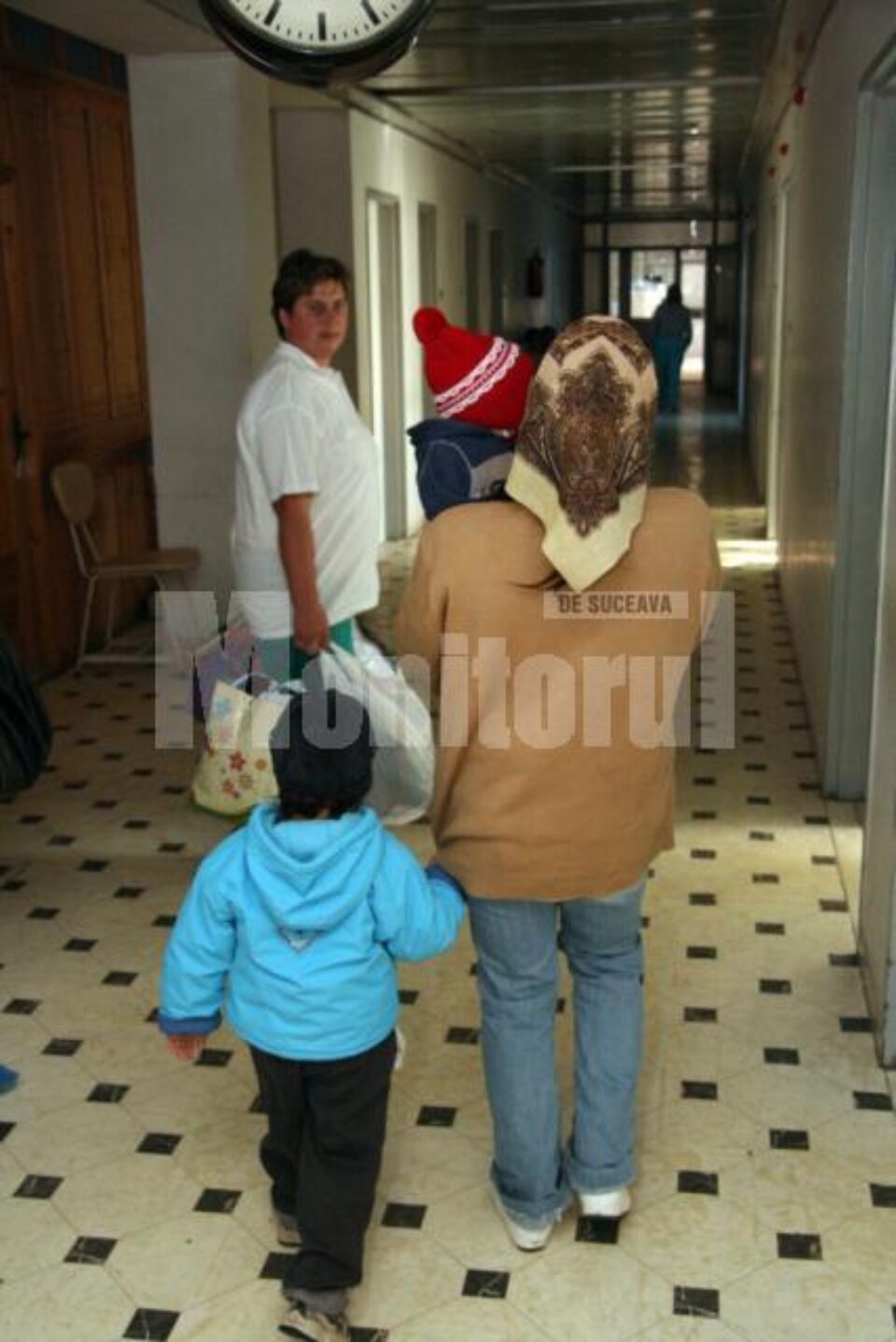 Femeia susține că le poate asigura celor două fiice ale sale condiții decente de trai