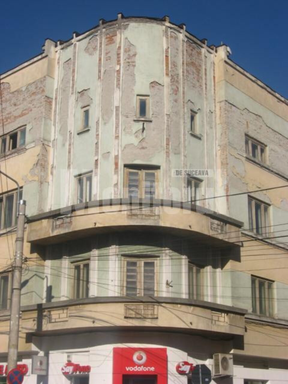 Turiștii pot „admira” numeroase clădiri care au fațadele distruse
