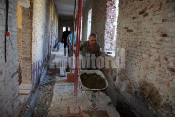Acum, pe șantierul de la Pătrăuți lucrează muncitorii firmei Ideal Construct din Fălticeni