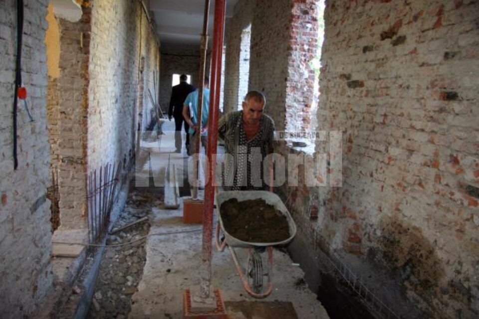 Acum, pe șantierul de la Pătrăuți lucrează muncitorii firmei Ideal Construct din Fălticeni Acum, pe șantierul de la Pătrăuți lucrează muncitorii firmei Ideal Construct din Fălticeni