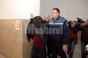 Octavian Modest Manu, condus către sala de judecată