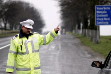 Polițiștii își concentrează acțiunile pentru depistarea șoferilor băuți, la final de săptămână, după lăsarea întunericului. Foto: Andrei PUNGOVSCHI