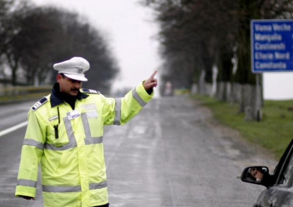 Polițiștii își concentrează acțiunile pentru depistarea șoferilor băuți, la final de săptămână, după lăsarea întunericului. Foto: Andrei PUNGOVSCHI Polițiștii își concentrează acțiunile pentru depistarea șoferilor băuți, la final de săptămână, după lăsarea întunericului. Foto: Andrei PUNGOVSCHI