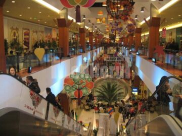Aglomerație pe culoarele Iulius Mall Suceava, în noaptea reducerilor