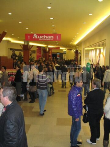 Aglomerație pe culoarele Iulius Mall Suceava, în noaptea reducerilor