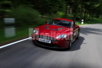 Aston Martin aduce noul Vantage V12