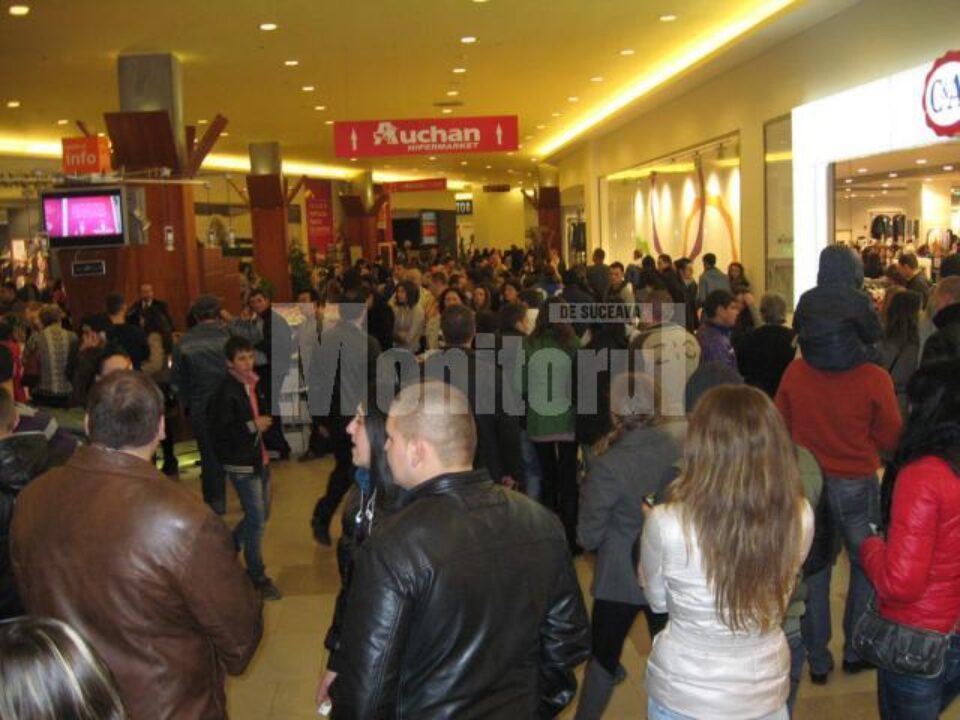 Aglomerație pe culoarele Iulius Mall Suceava, în noaptea reducerilor