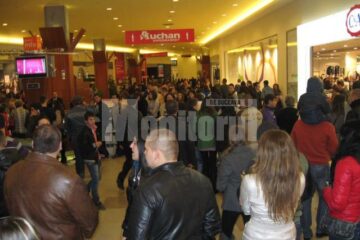 Aglomerație pe culoarele Iulius Mall Suceava, în noaptea reducerilor