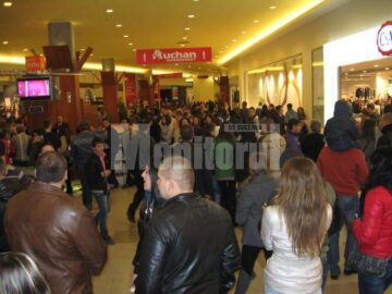Aglomerație pe culoarele Iulius Mall Suceava, în noaptea reducerilor