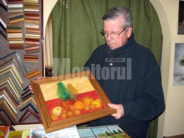 Inginerul pensionar Ștefan Danilevici, cu una dintre lucrările sale