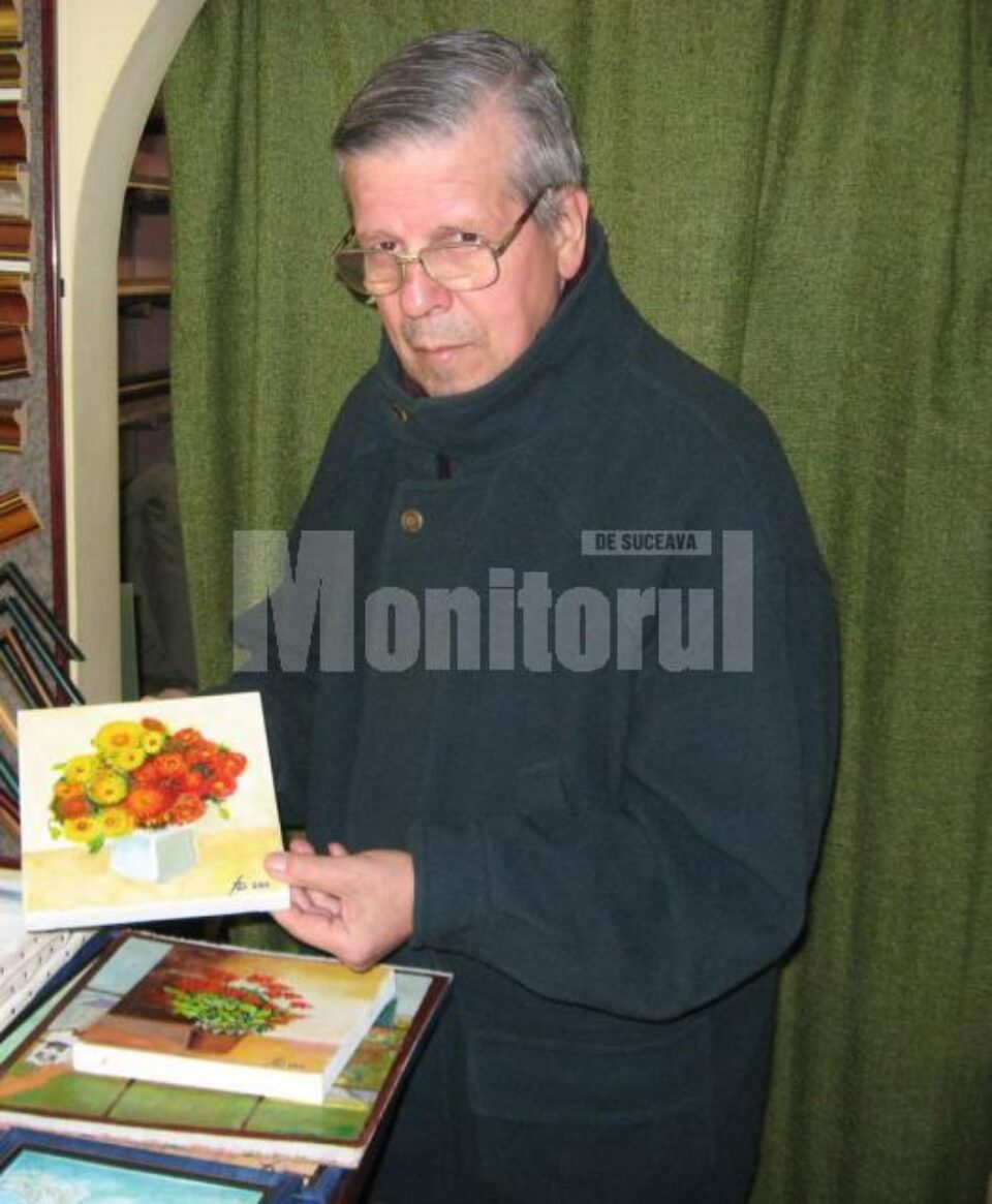 Inginerul pensionar Ștefan Danilevici, cu una dintre lucrările sale