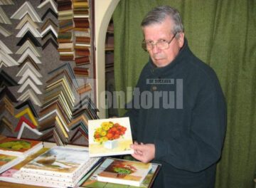 Inginerul pensionar Ștefan Danilevici, cu una dintre lucrările sale