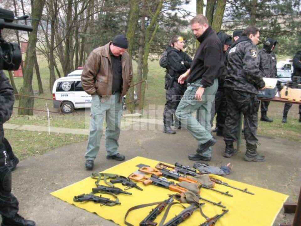 Americanii intersați de tehnica de luptă a trupelor de intervenție ale poliției județene