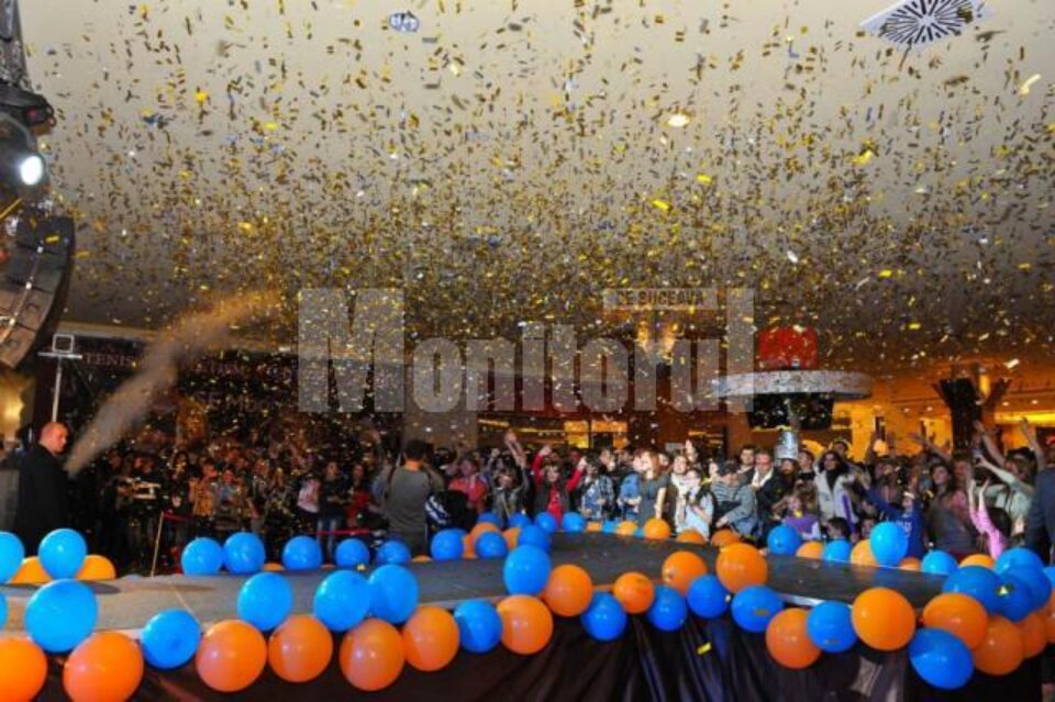 Peste 55.000 de persoane prezente la noaptea reducerilor din Iulius Mall