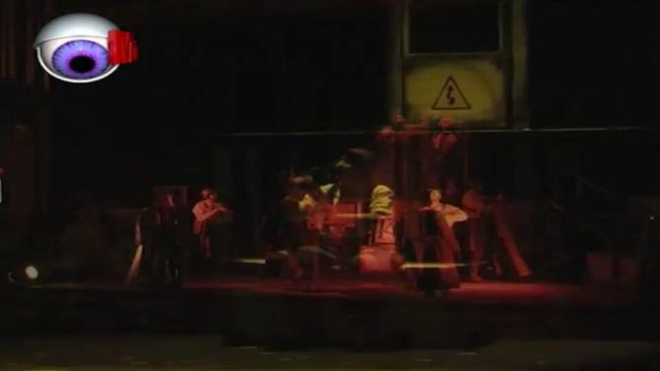 „Hamlet în oglindă”, decor inedit, muzică rock, scene neașteptate