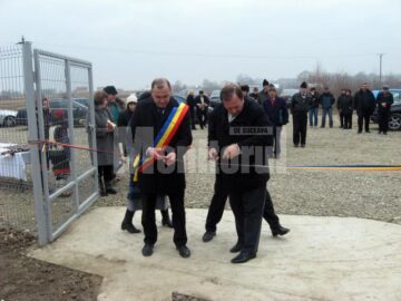 Gheorghe Flutur și primarul Hrincescu taie panglica inaugurală la stația de epurare din Arbore