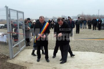 Gheorghe Flutur și primarul Hrincescu taie panglica inaugurală la stația de epurare din Arbore